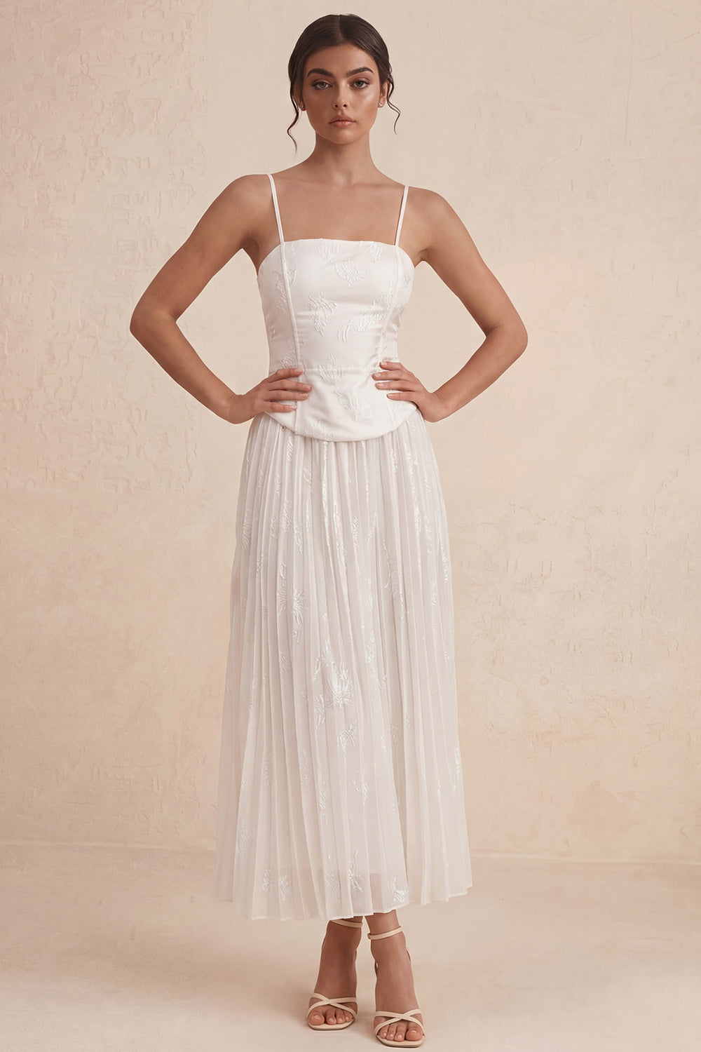 Vestido largo de graduación blanco con tirantes finos, escote en A, plisado y apliques