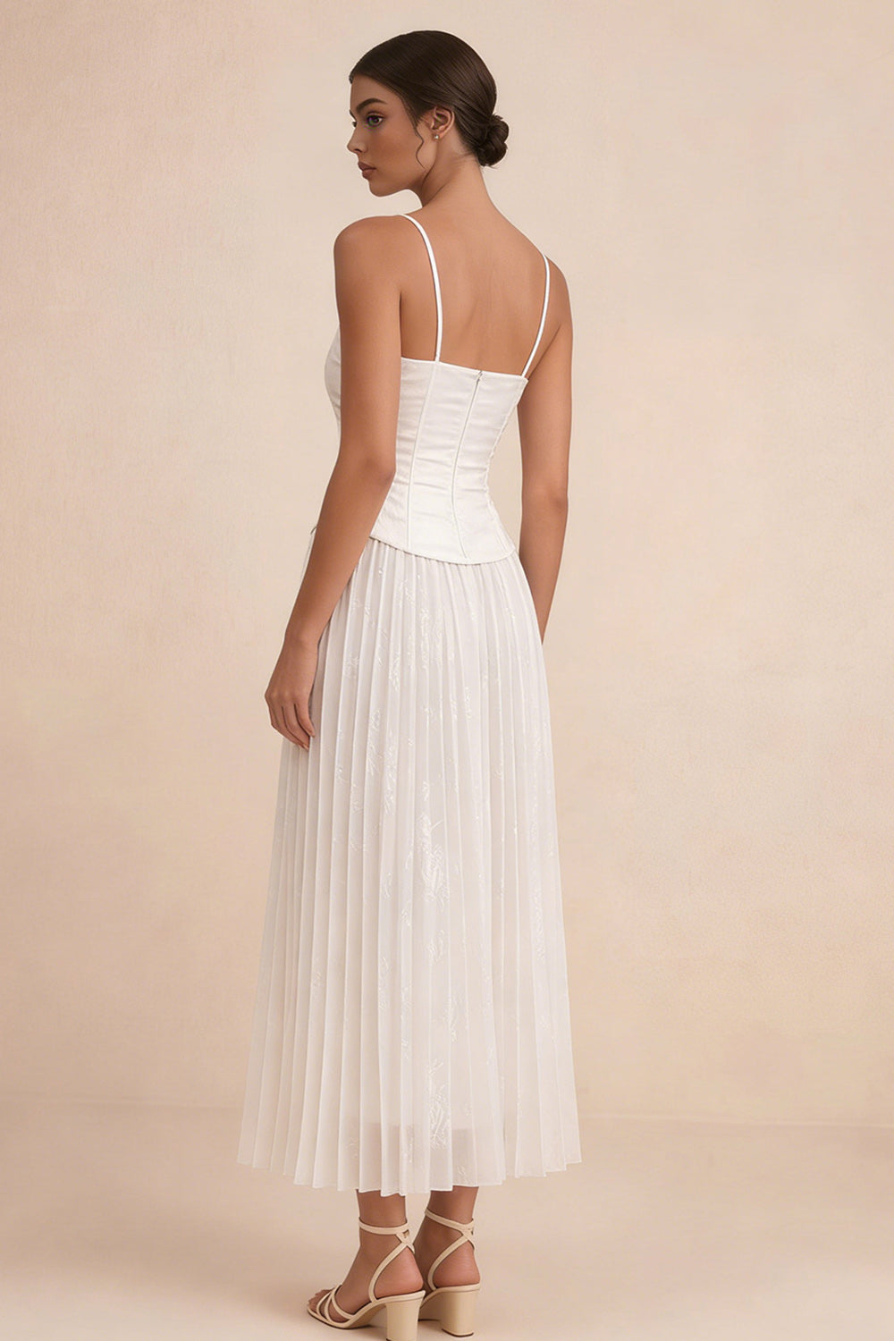 Vestido largo de graduación blanco con tirantes finos, escote en A, plisado y apliques