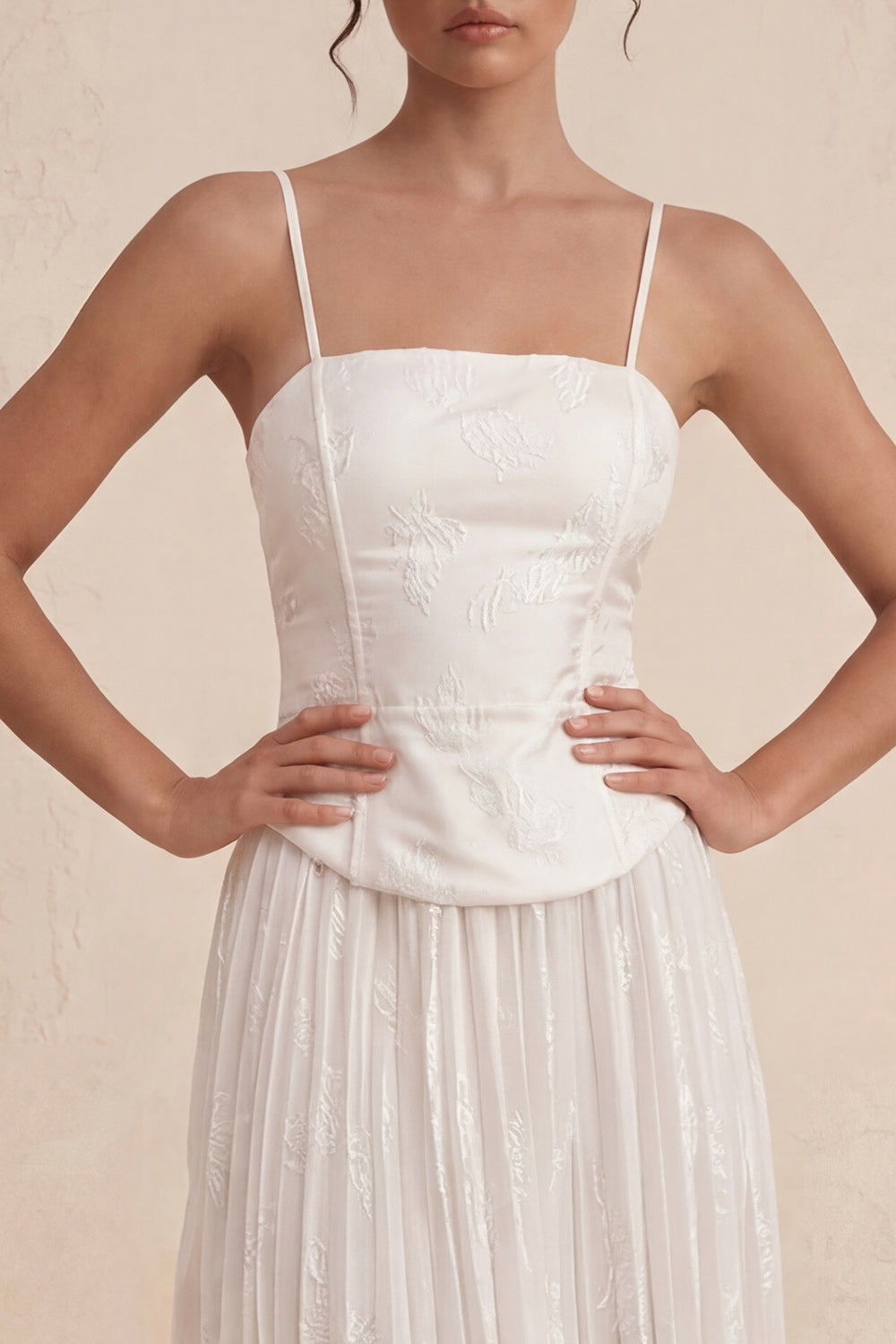 Vestido largo de graduación blanco con tirantes finos, escote en A, plisado y apliques