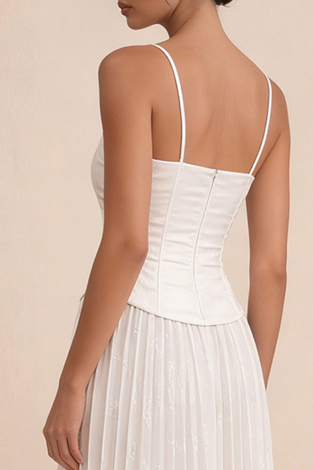 Vestido largo de graduación blanco con tirantes finos, escote en A, plisado y apliques