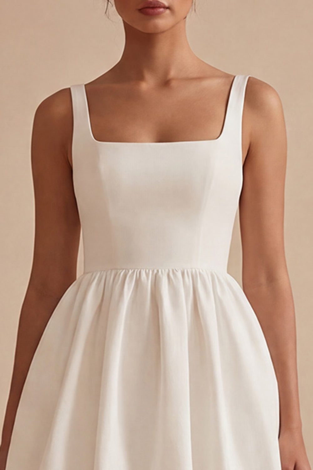 Robe de bal courte trapèze blanche à encolure carrée