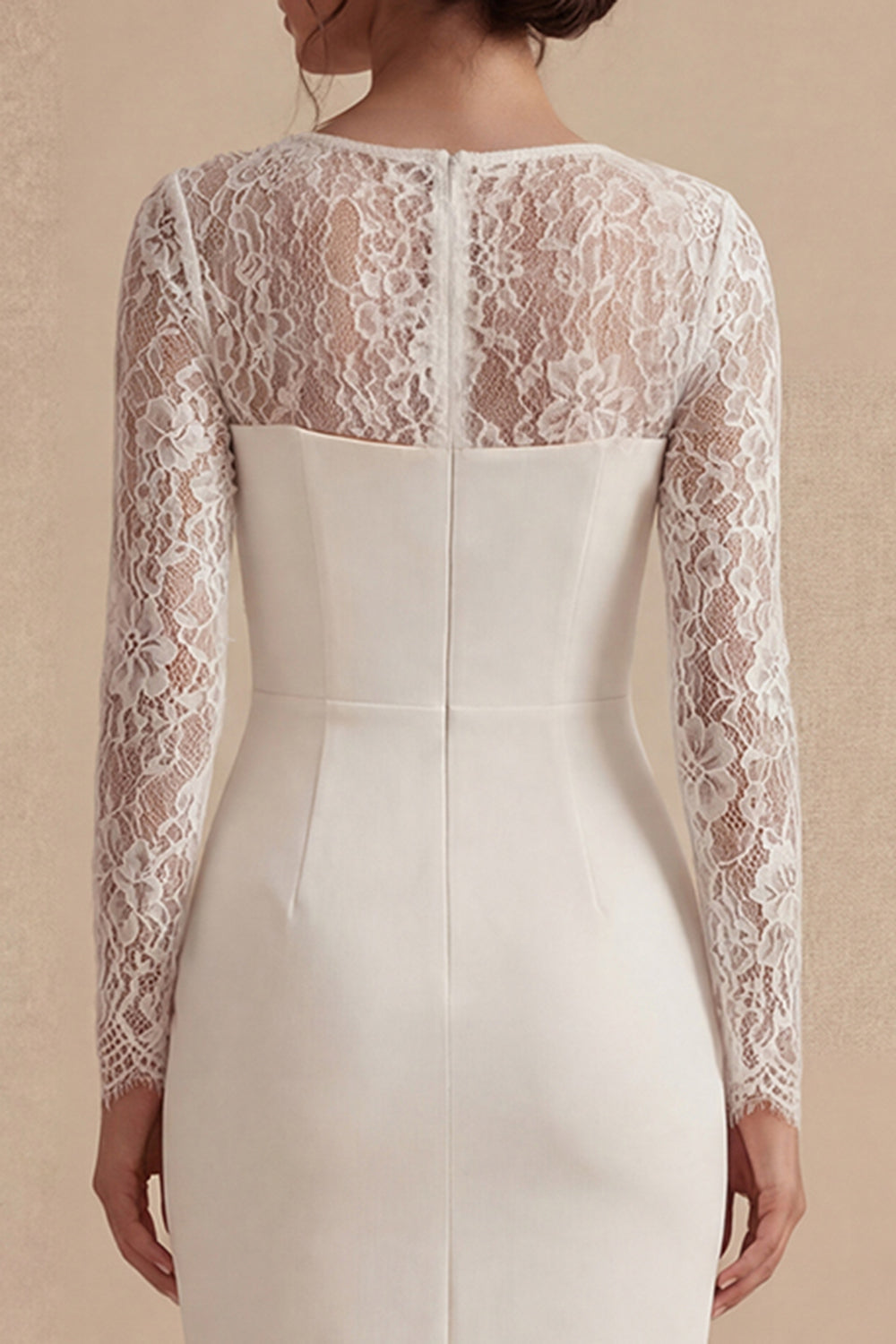 Robe de mariée midi blanche moulante avec fleurs et dentelle
