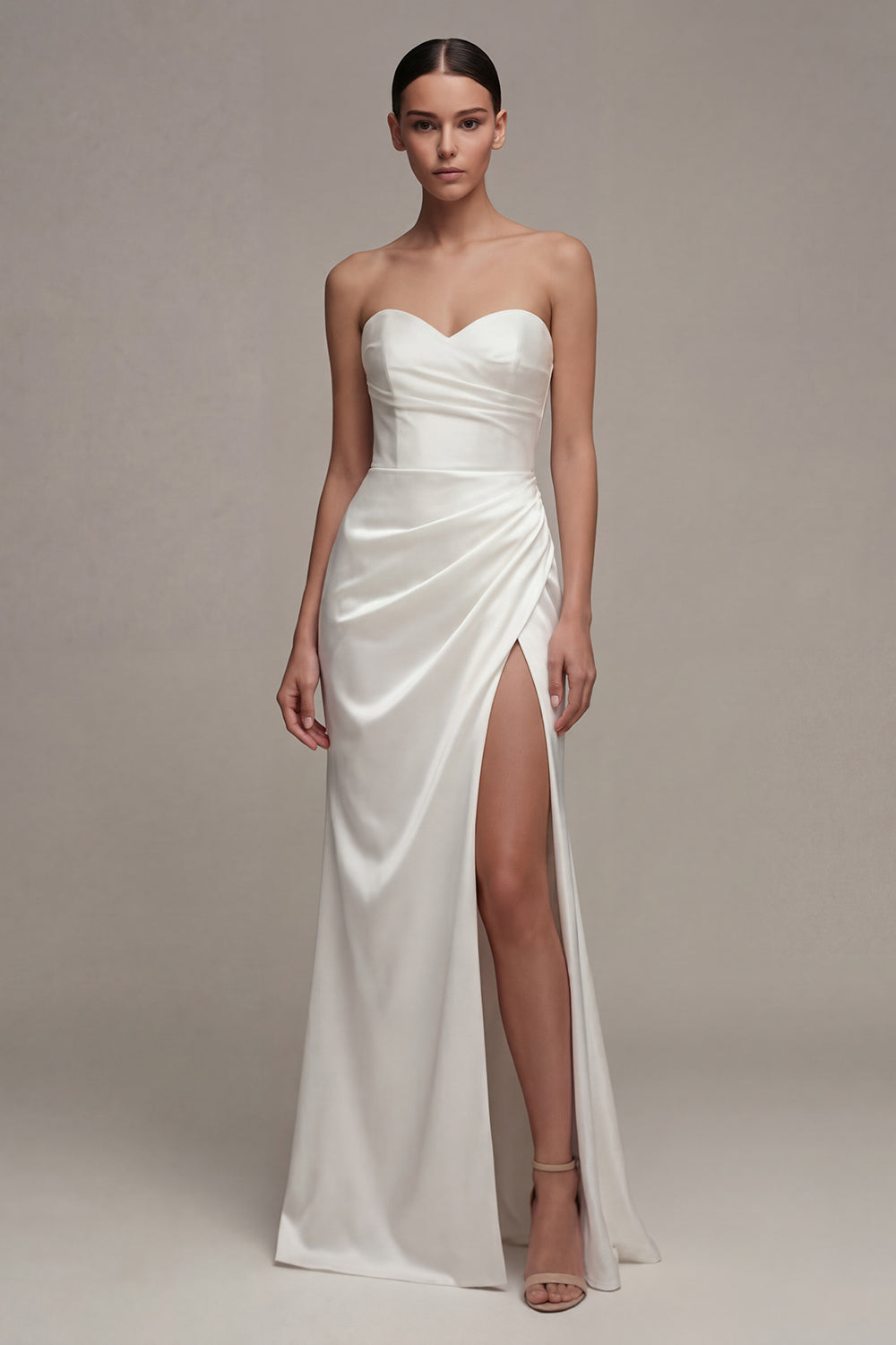 Robe de fiançailles longue fourreau blanche froncée, décolleté en cœur, avec fente
