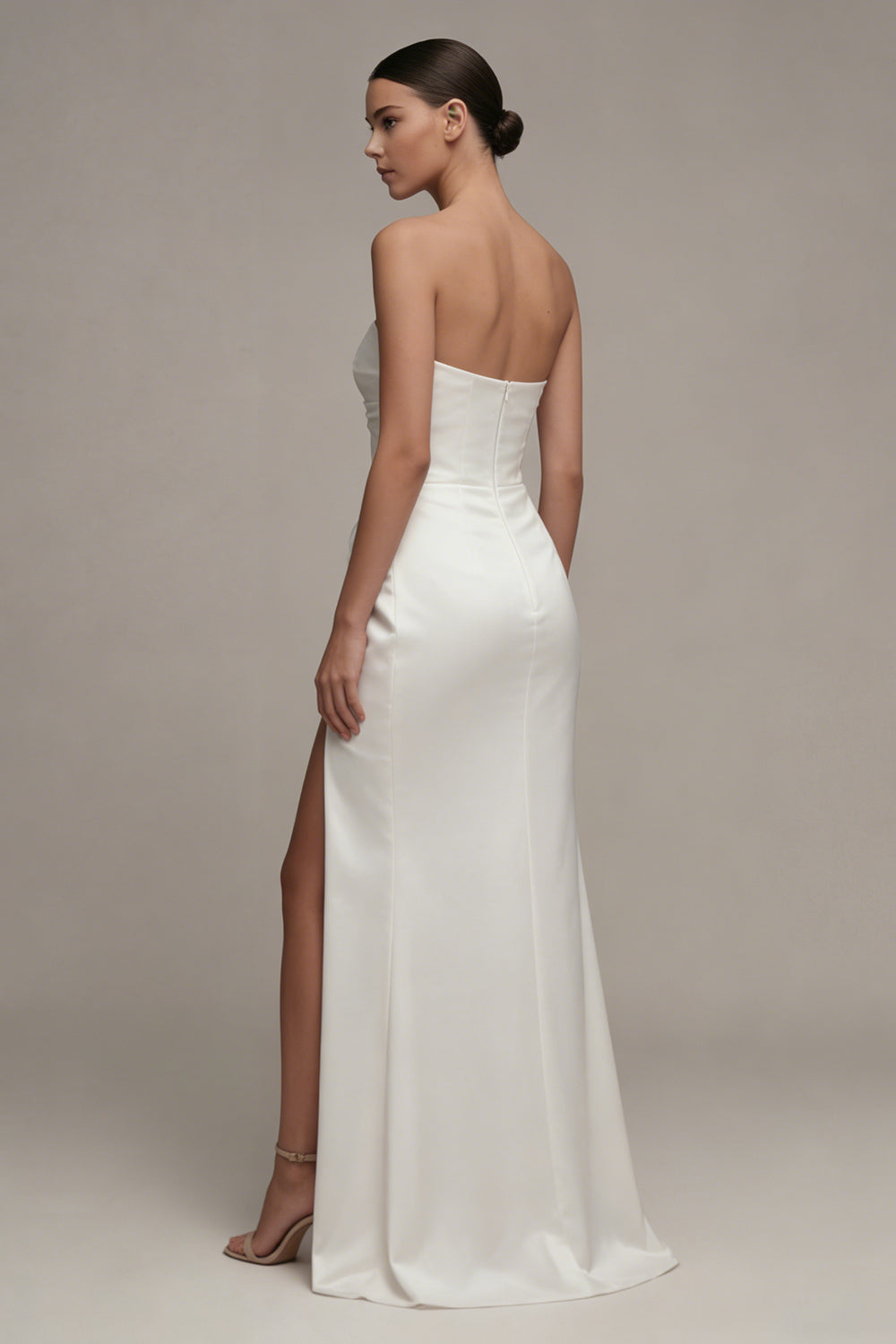 Robe de fiançailles longue fourreau blanche froncée, décolleté en cœur, avec fente