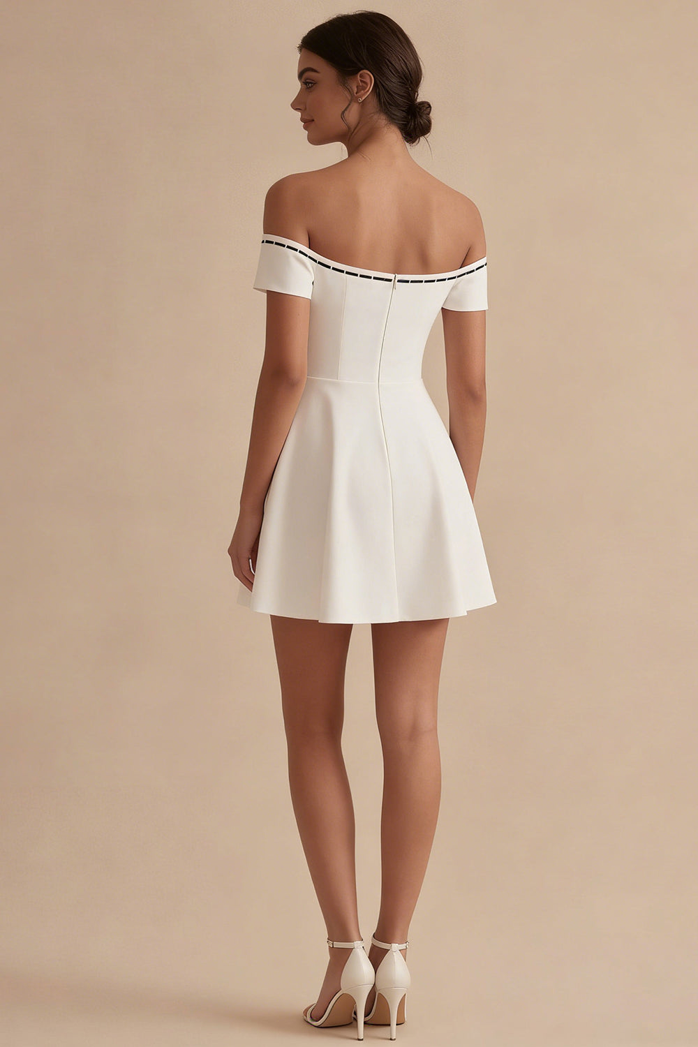 Robe de bal courte blanche à épaules dénudées coupe trapèze avec nœud