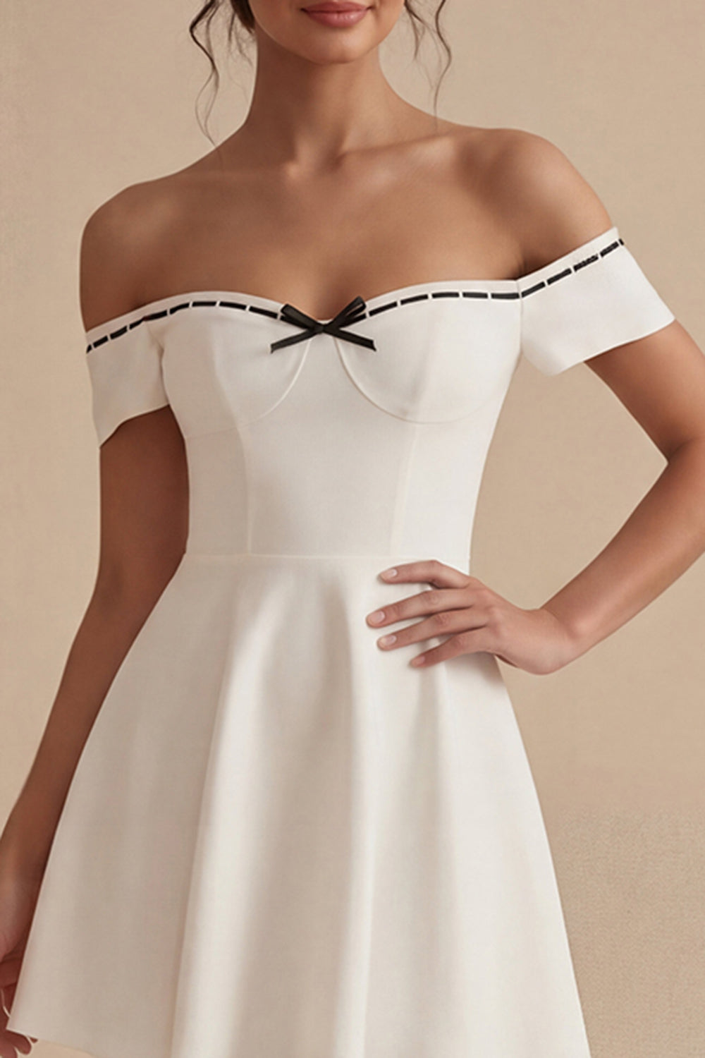 Robe de bal courte blanche à épaules dénudées coupe trapèze avec nœud