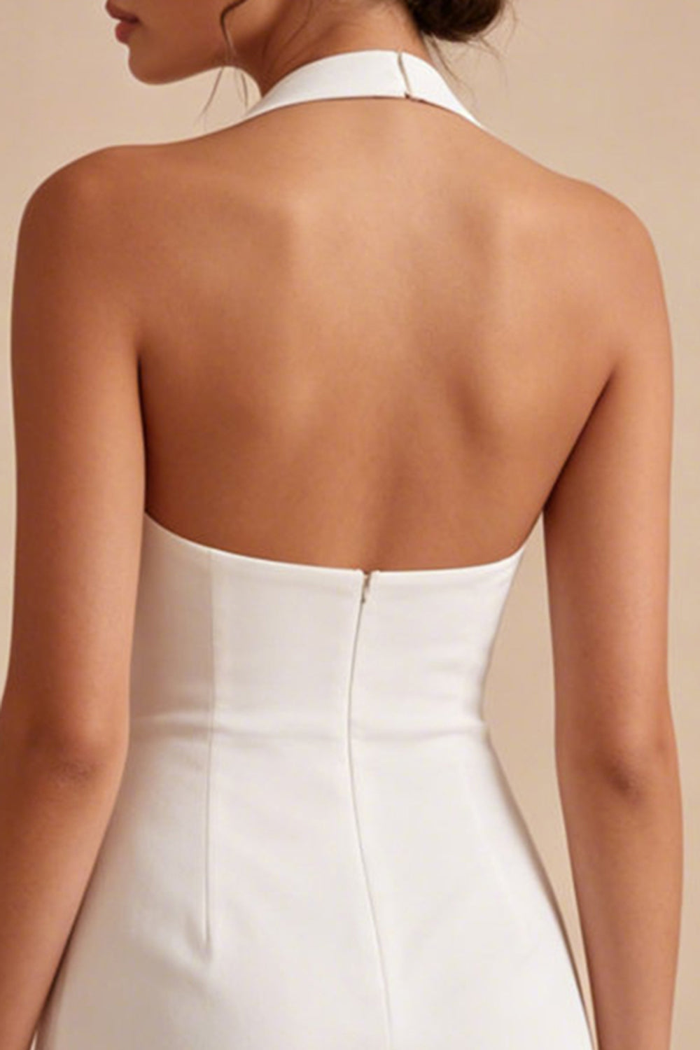 Robe courte blanche moulante dos nu froncée licou