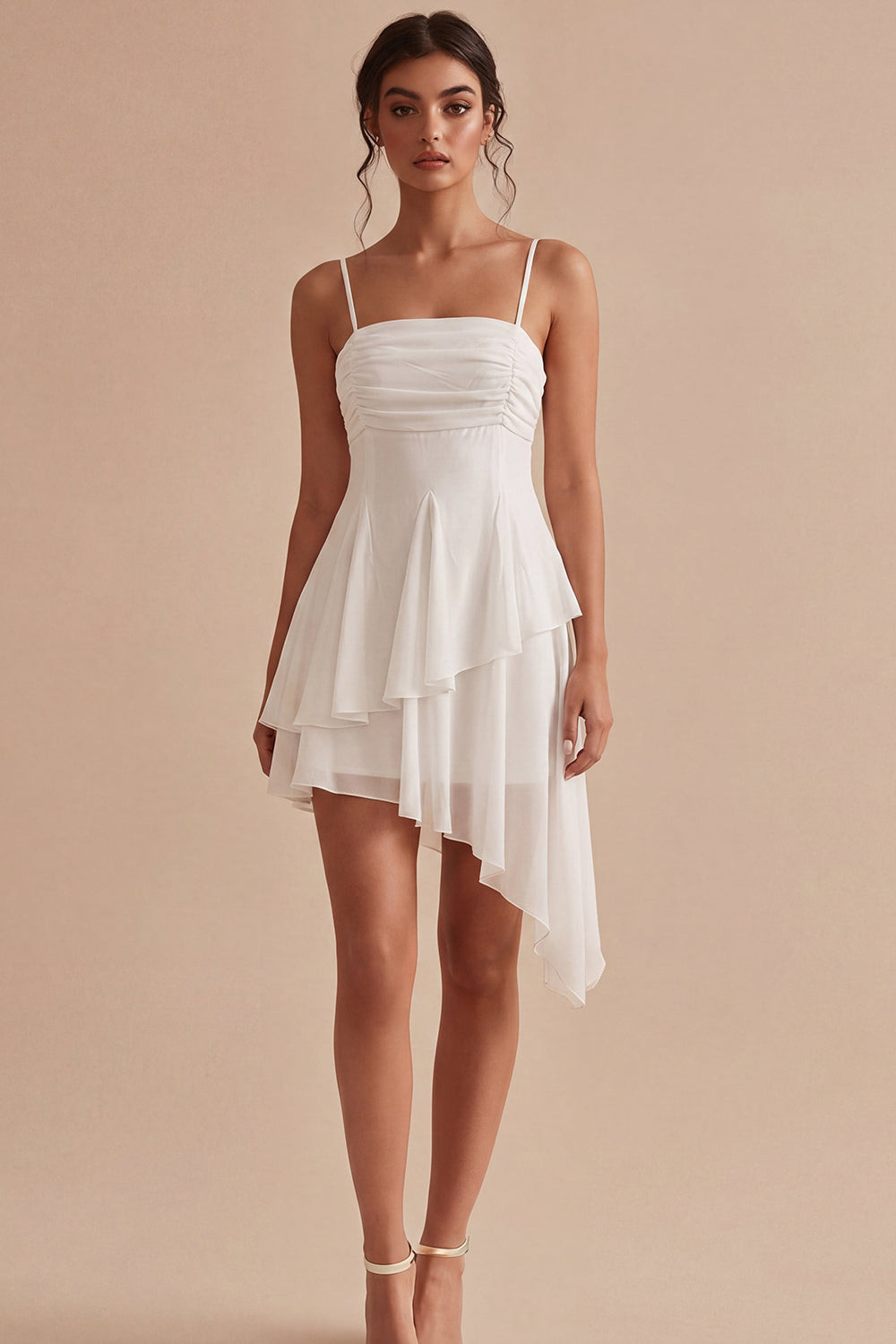 Robe mini blanche en forme A à bretelles spaghetti, froncée et volantée