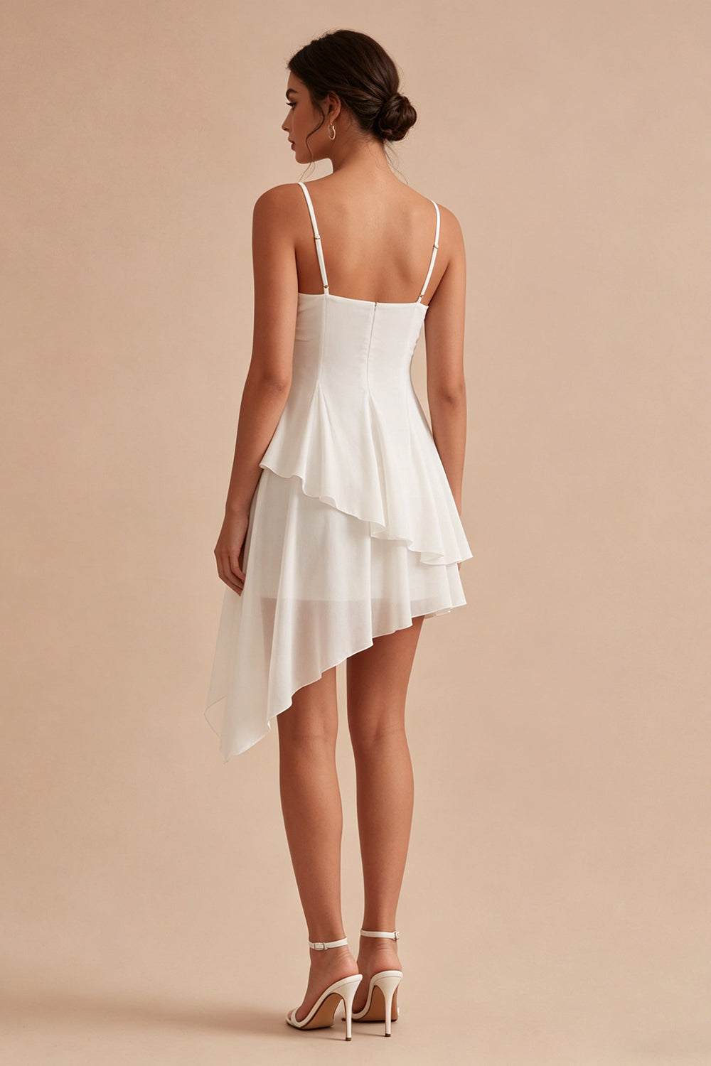 Robe mini blanche en forme A à bretelles spaghetti, froncée et volantée
