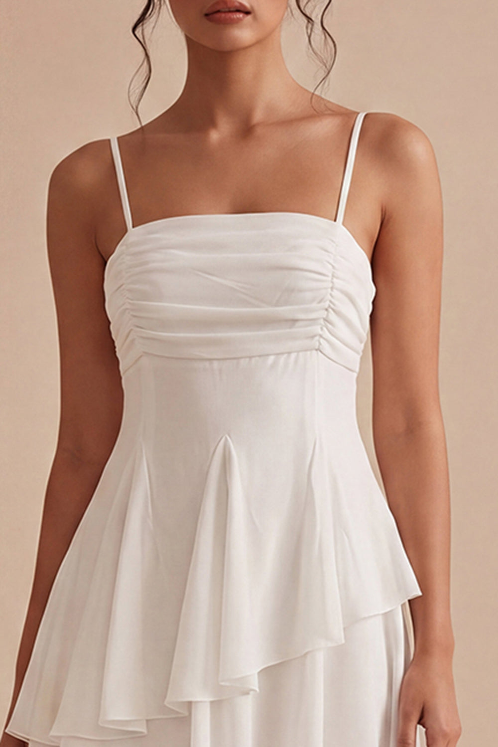 Robe mini blanche en forme A à bretelles spaghetti, froncée et volantée