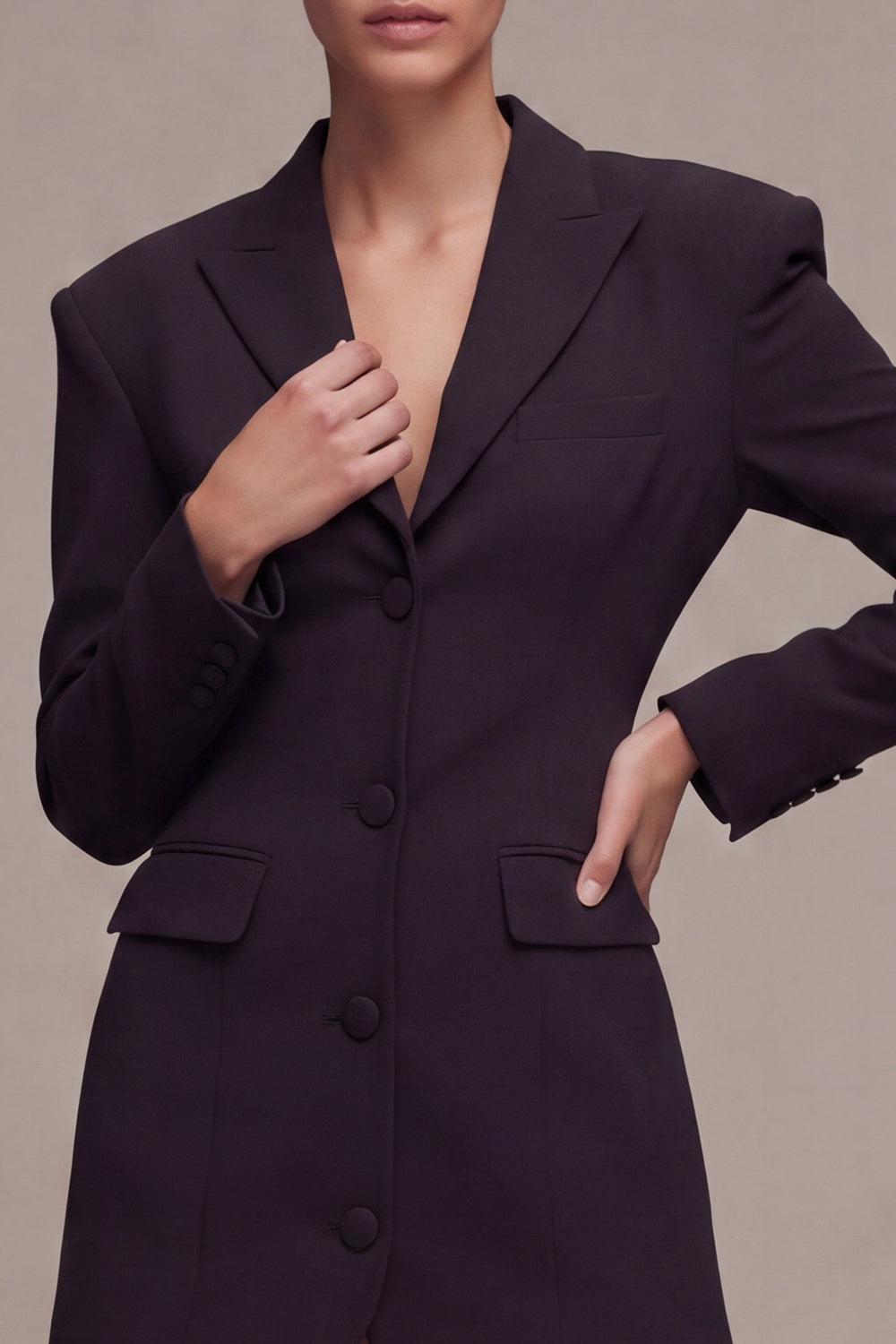 Robe blazer courte noire à boutonnage simple et revers en pointe
