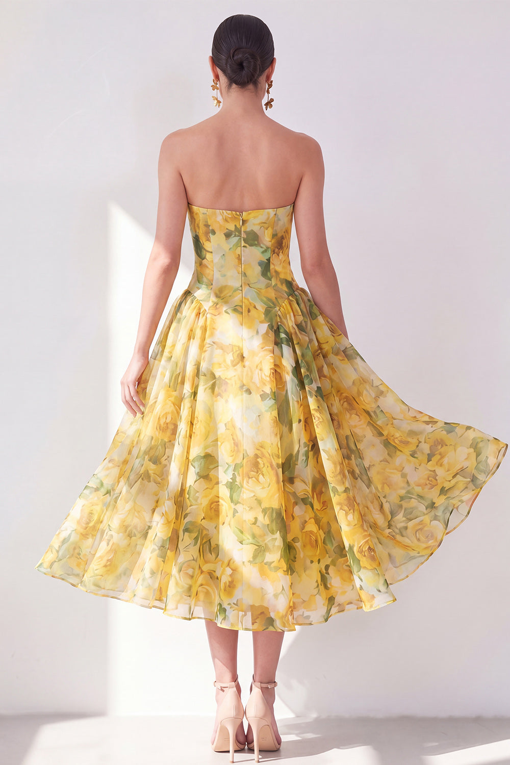 Robe midi bustier en mousseline de soie à imprimé floral jaune coupe trapèze