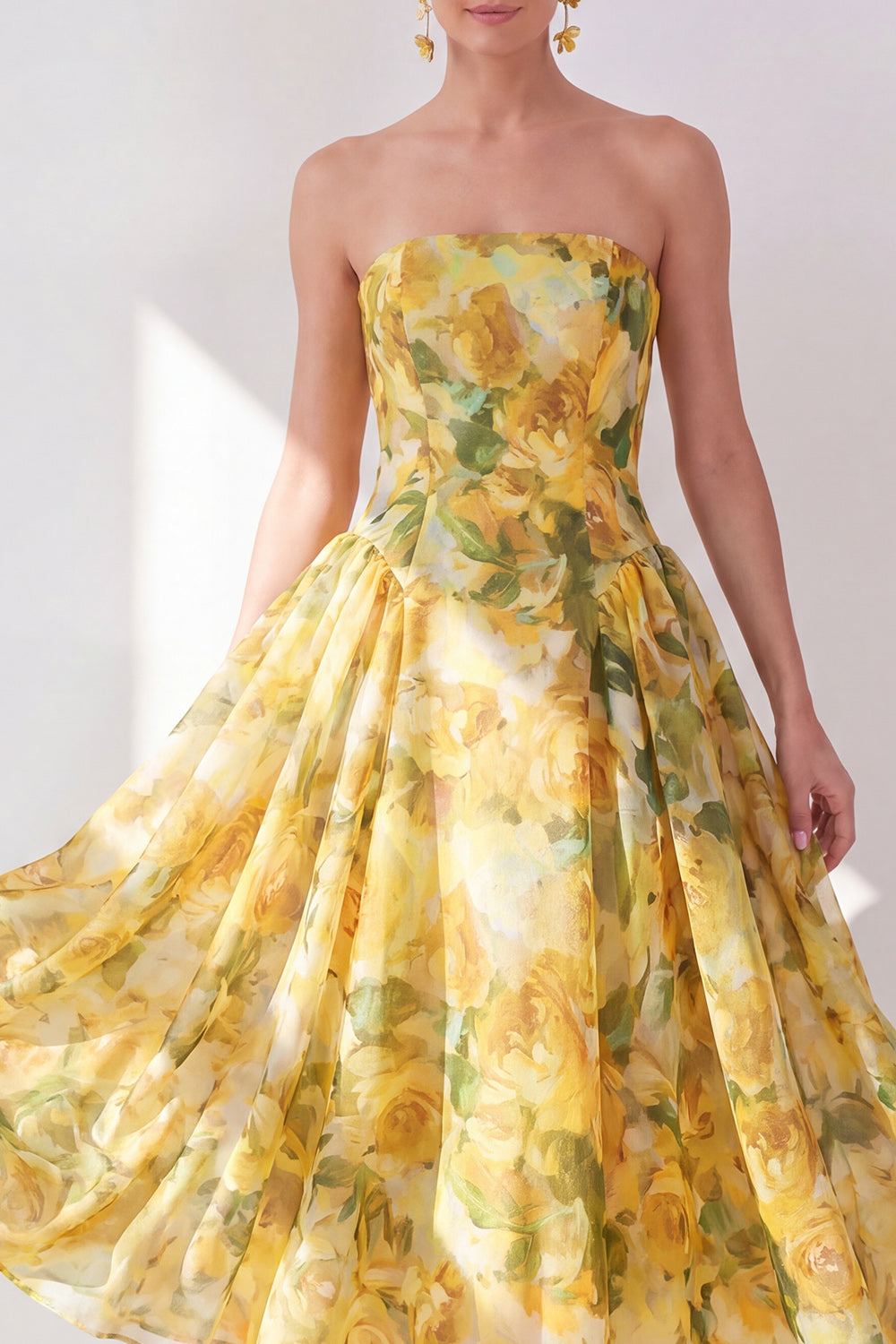 Robe midi bustier en mousseline de soie à imprimé floral jaune coupe trapèze