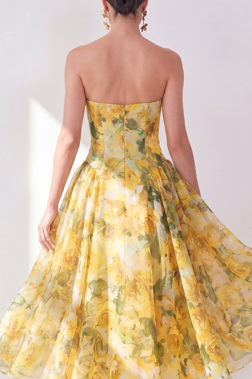 Robe midi bustier en mousseline de soie à imprimé floral jaune coupe trapèze