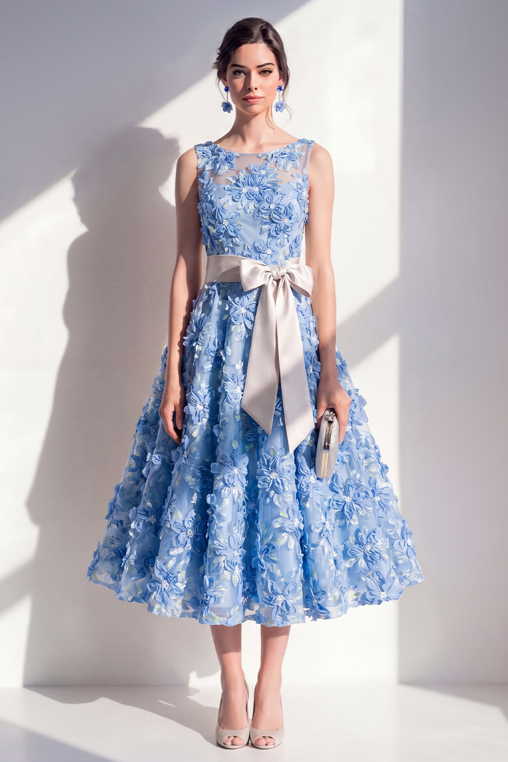 Robe Midi Fleurie Bleue Évasée à Col Rond avec Appliques et Nœud