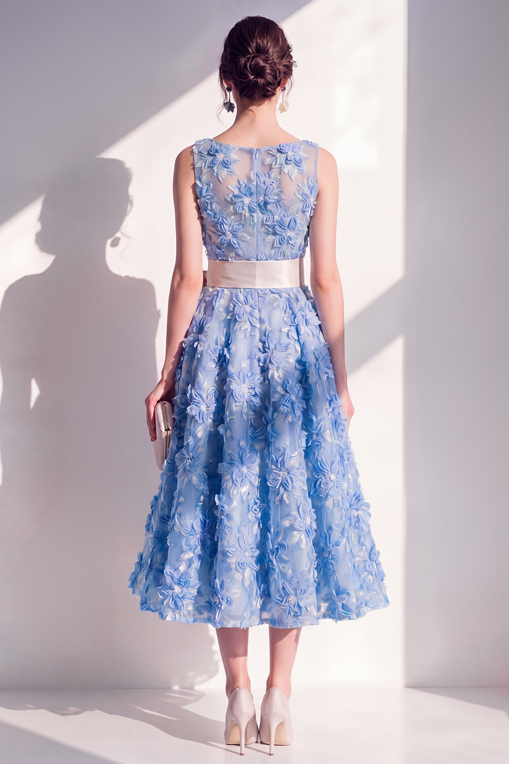 Robe Midi Fleurie Bleue Évasée à Col Rond avec Appliques et Nœud
