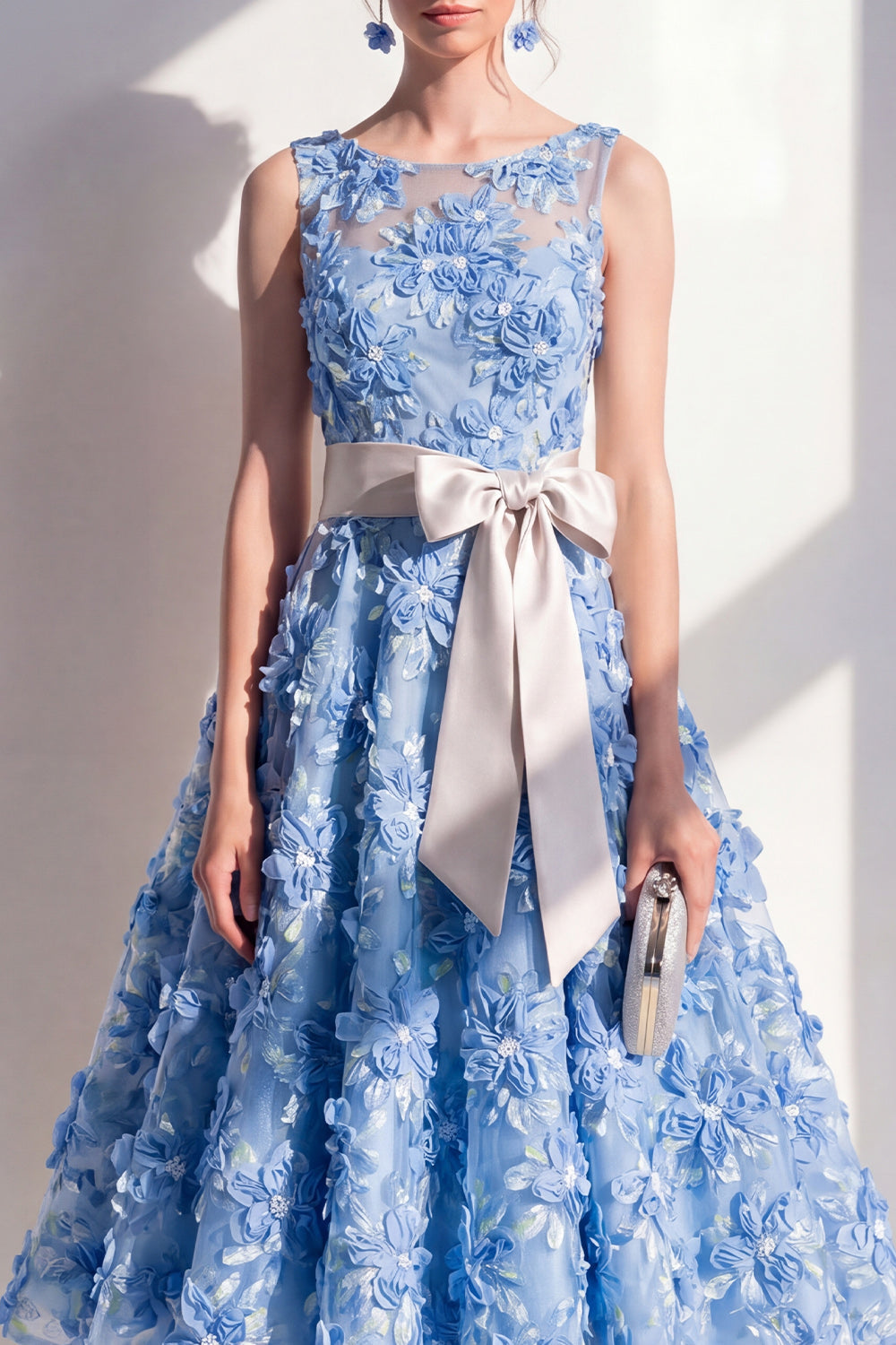 Robe Midi Fleurie Bleue Évasée à Col Rond avec Appliques et Nœud
