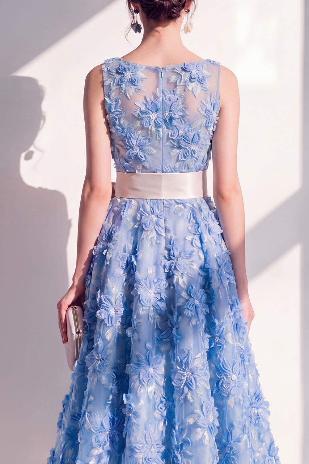Robe Midi Fleurie Bleue Évasée à Col Rond avec Appliques et Nœud