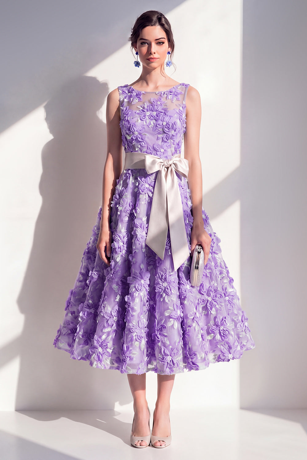 Robe Midi Fleurie Bleue Évasée à Col Rond avec Appliques et Nœud
