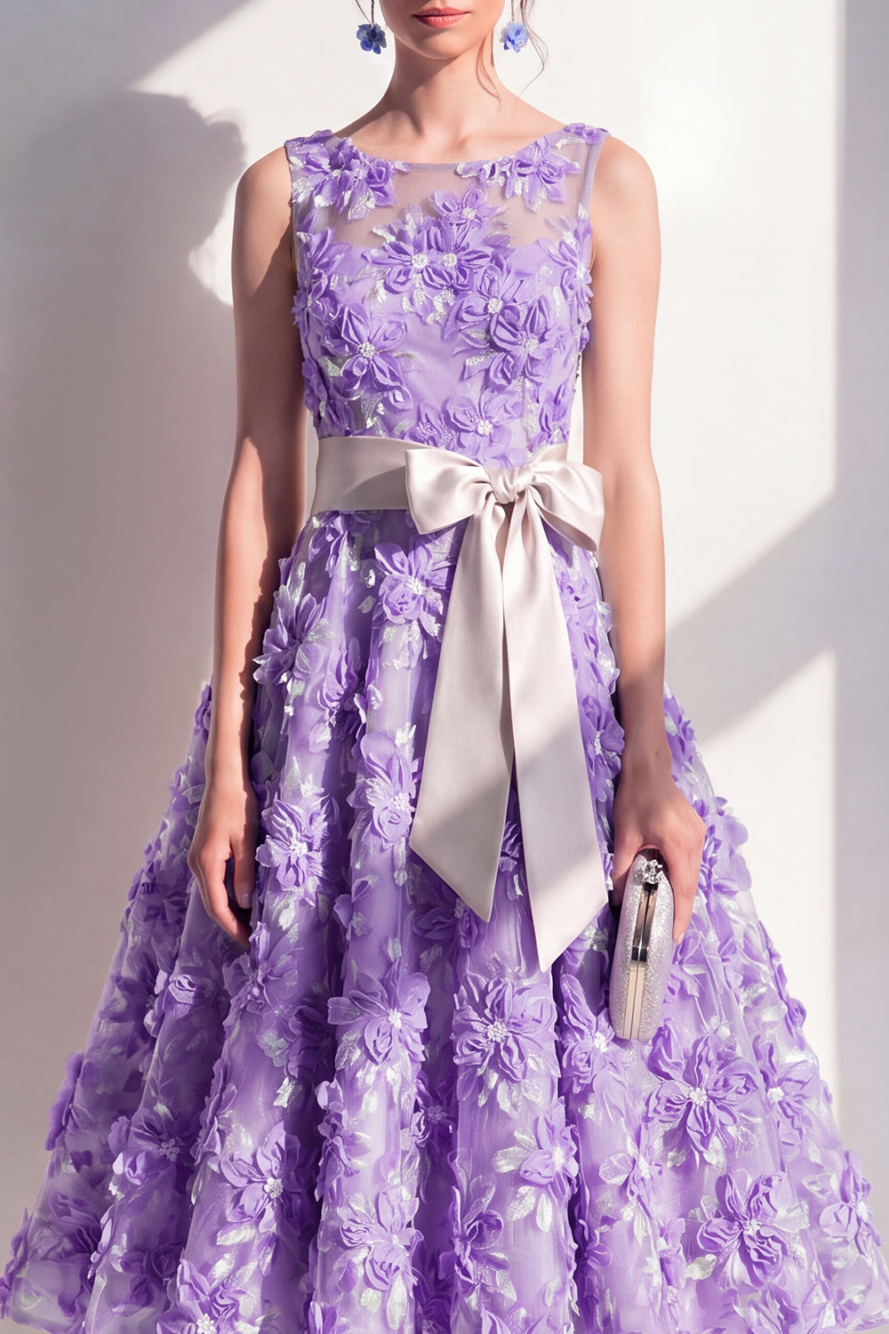 Robe Midi Fleurie Bleue Évasée à Col Rond avec Appliques et Nœud