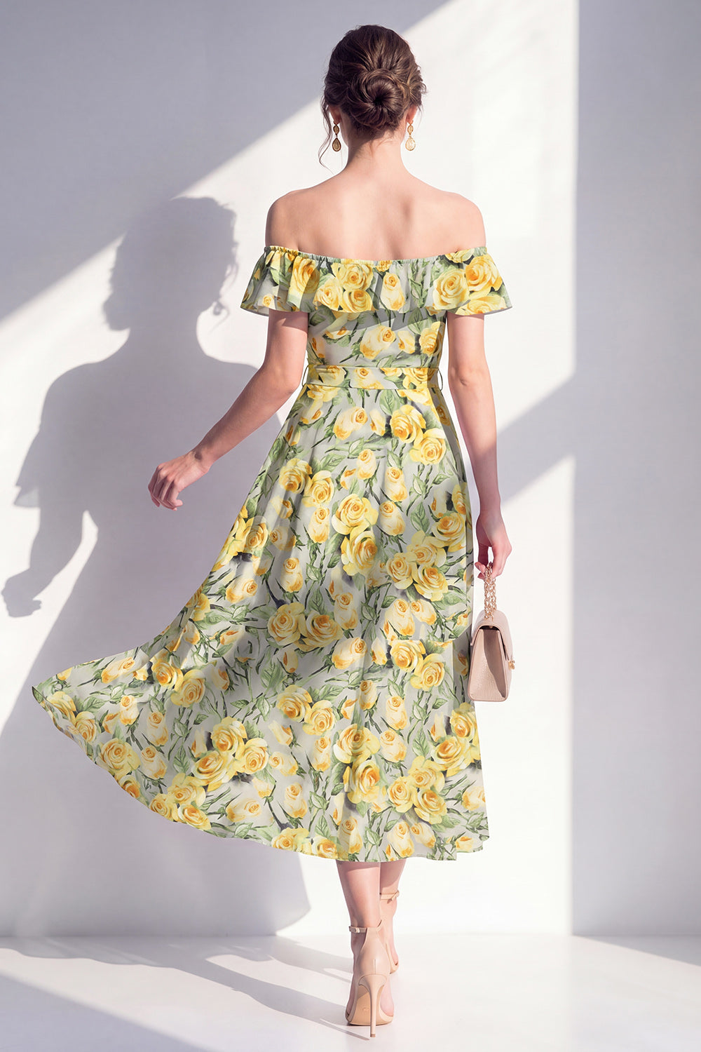 Robe midi trapèze rose à fleurs et épaules dénudées