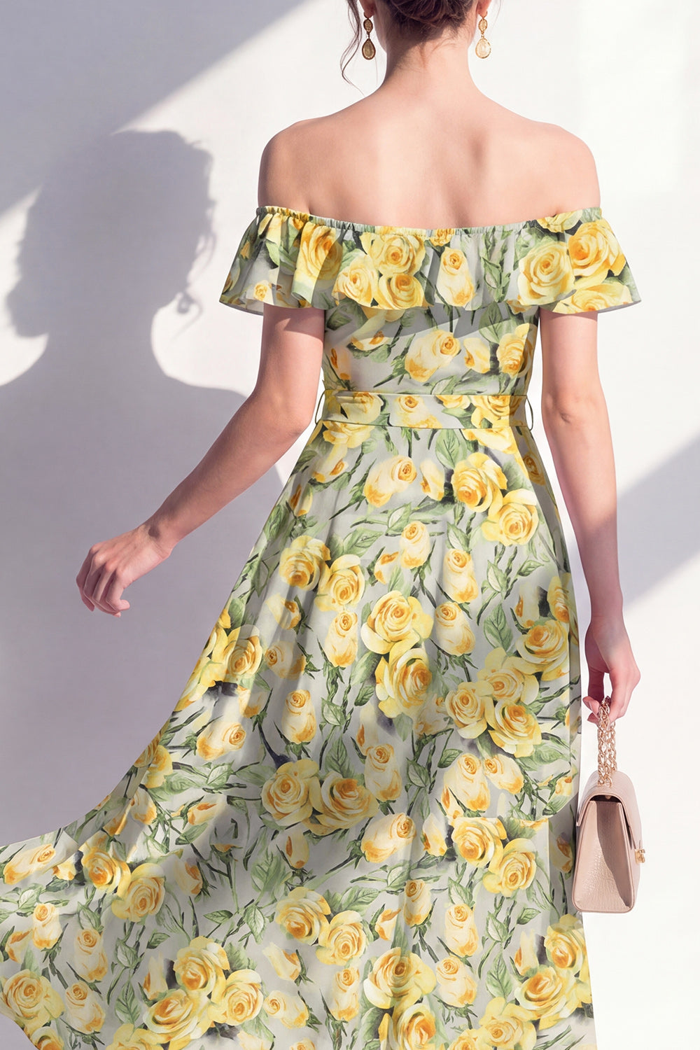 Robe midi trapèze rose à fleurs et épaules dénudées