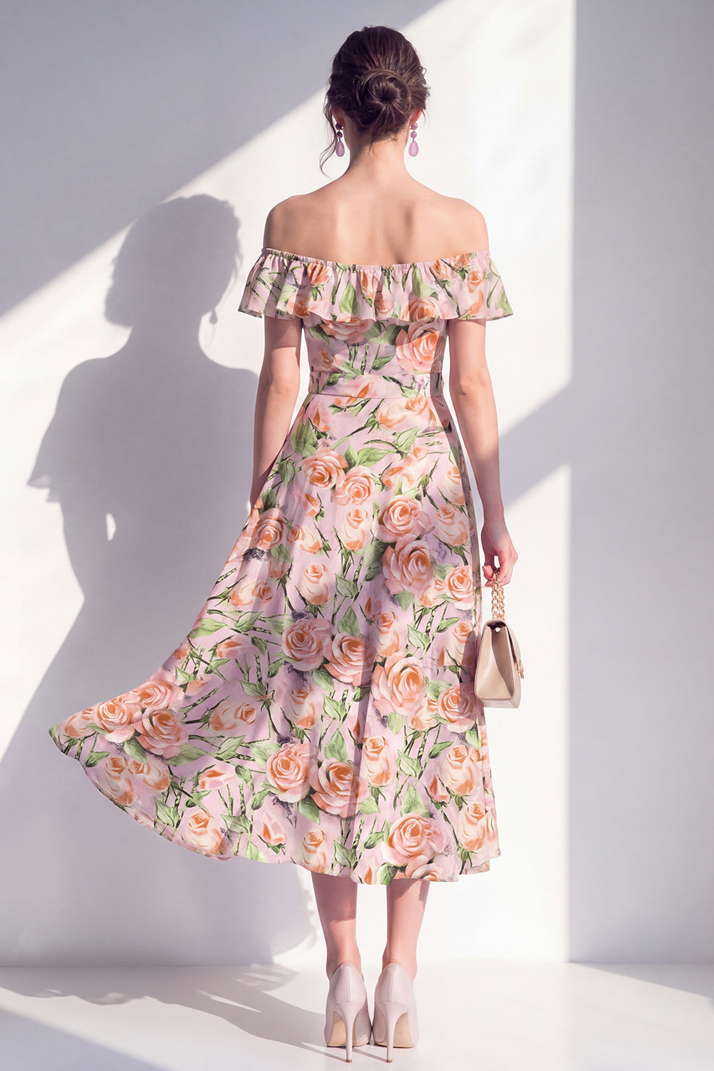 Robe midi trapèze rose à fleurs et épaules dénudées