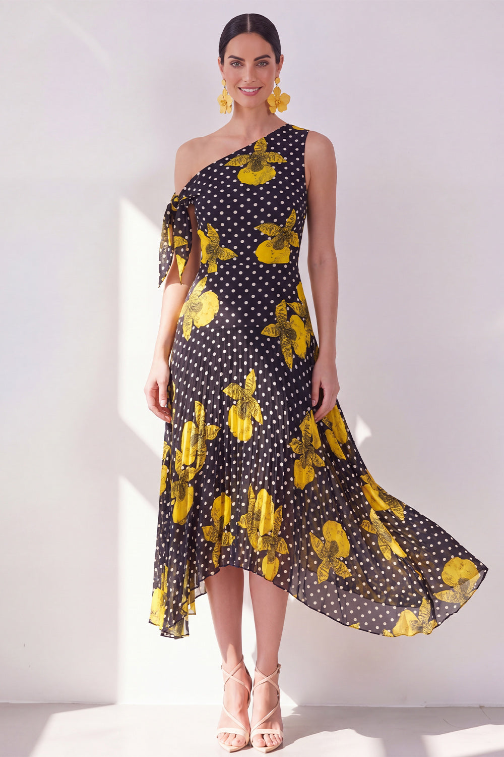 Robe mi-longue en mousseline asymétrique une épaule coupe trapèze à motif floral jaune et noir