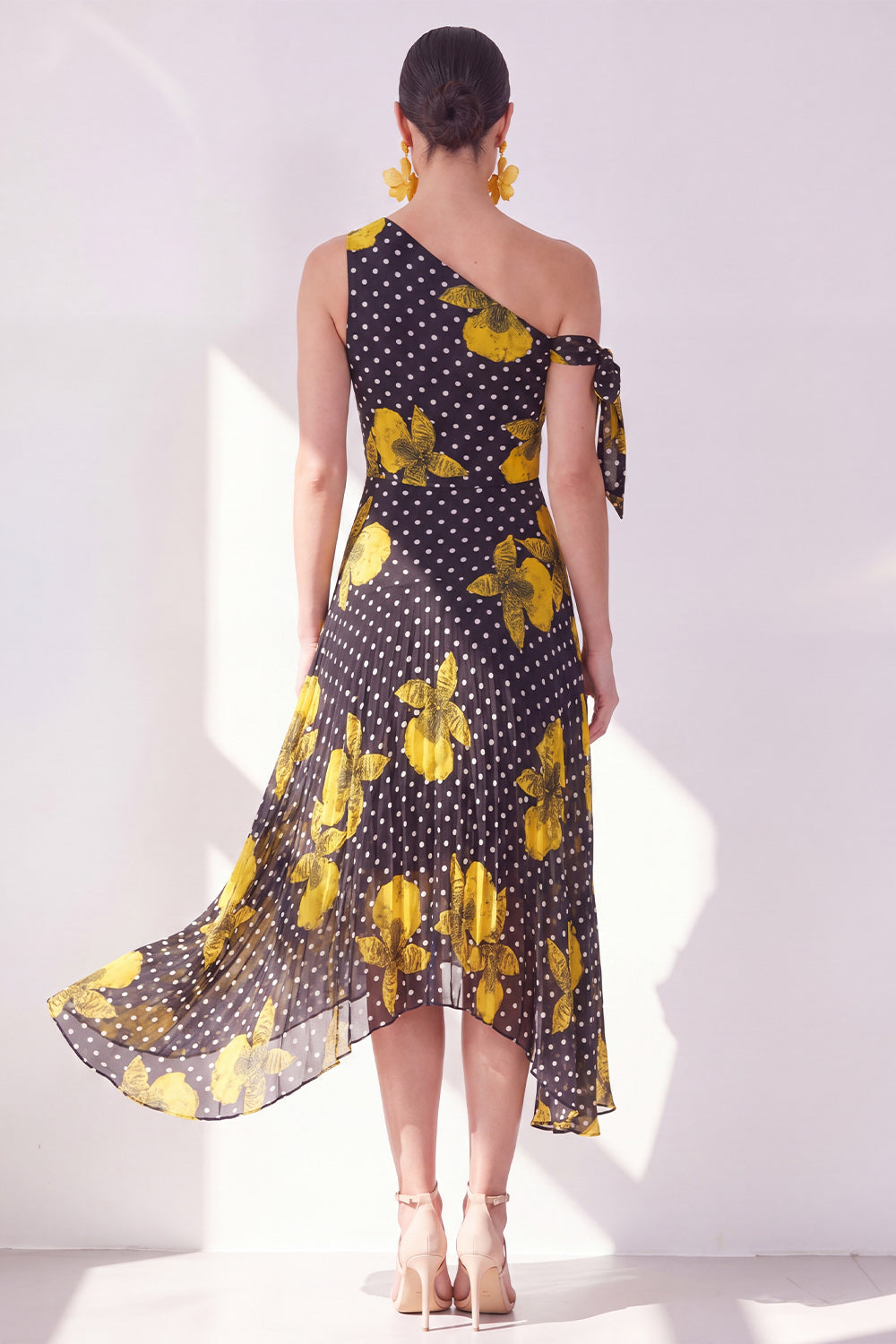 Robe mi-longue en mousseline asymétrique une épaule coupe trapèze à motif floral jaune et noir