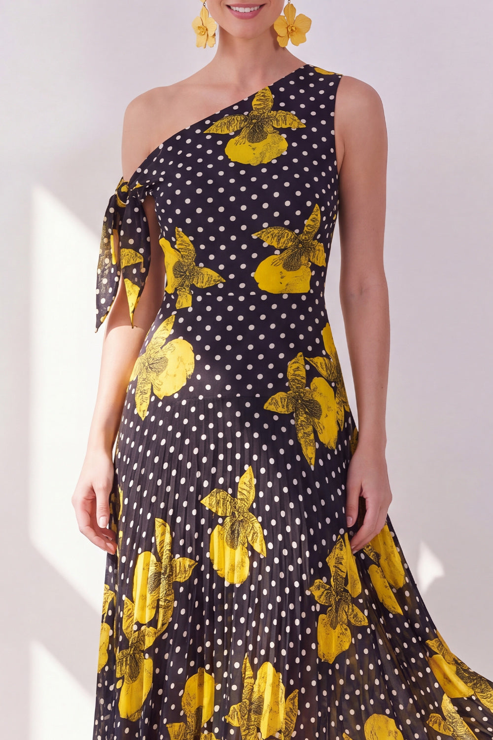 Robe mi-longue en mousseline asymétrique une épaule coupe trapèze à motif floral jaune et noir