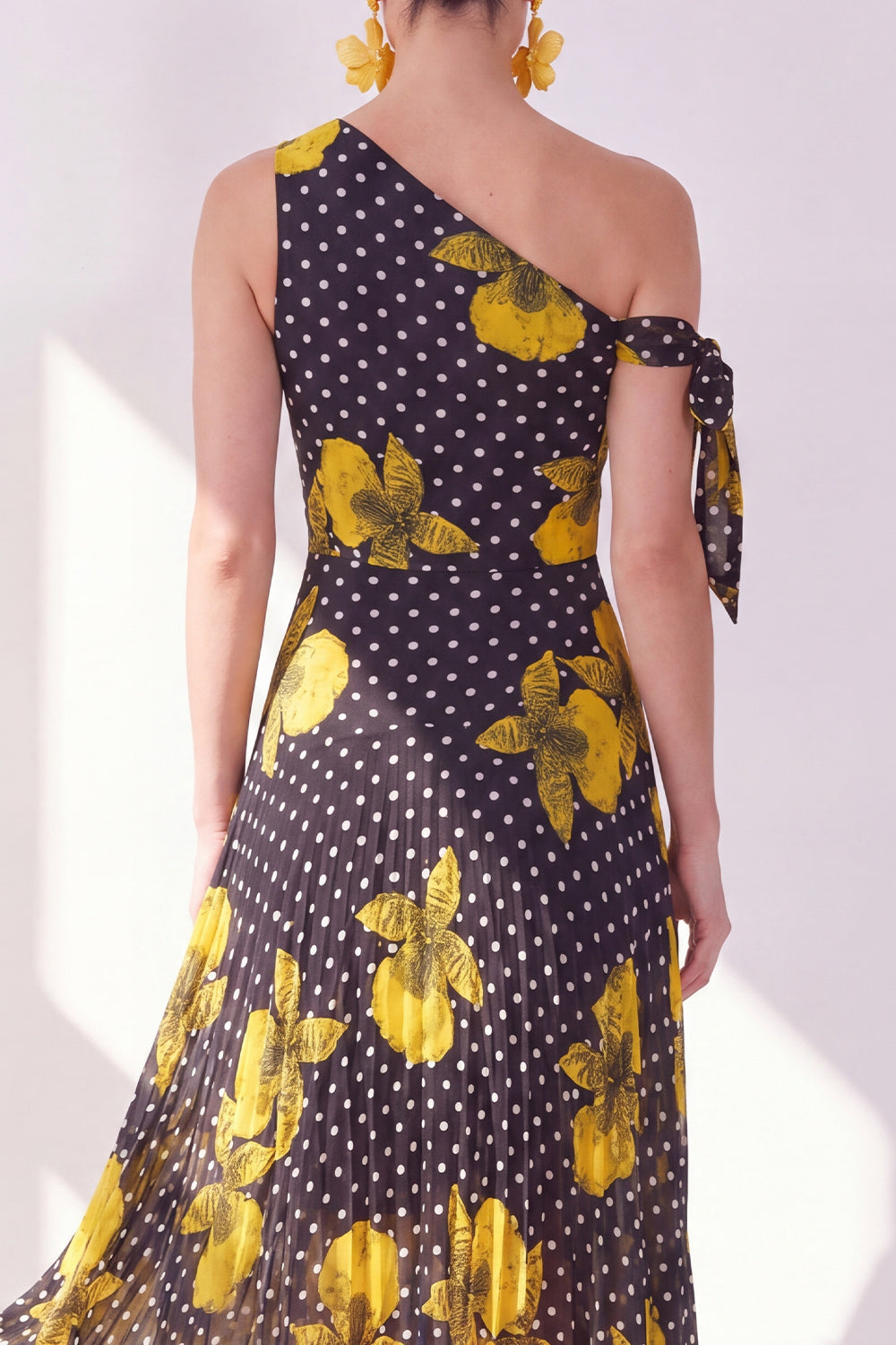 Robe mi-longue en mousseline asymétrique une épaule coupe trapèze à motif floral jaune et noir