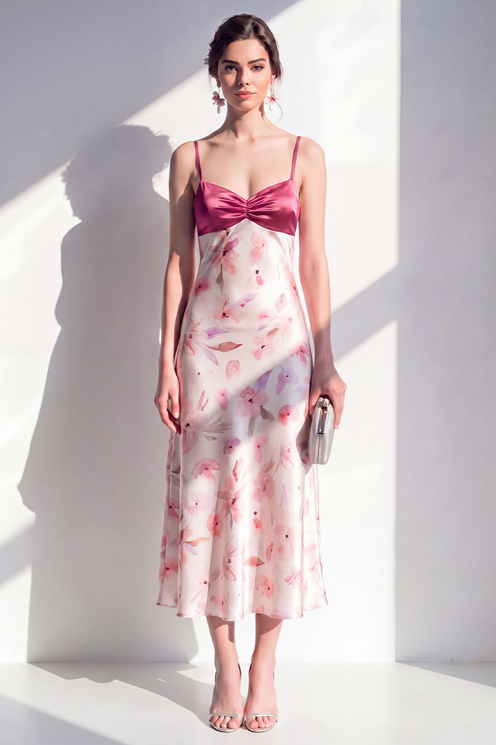 Robe midi rose à bretelles spaghetti, en satin, avec motif floral et coupe trapèze