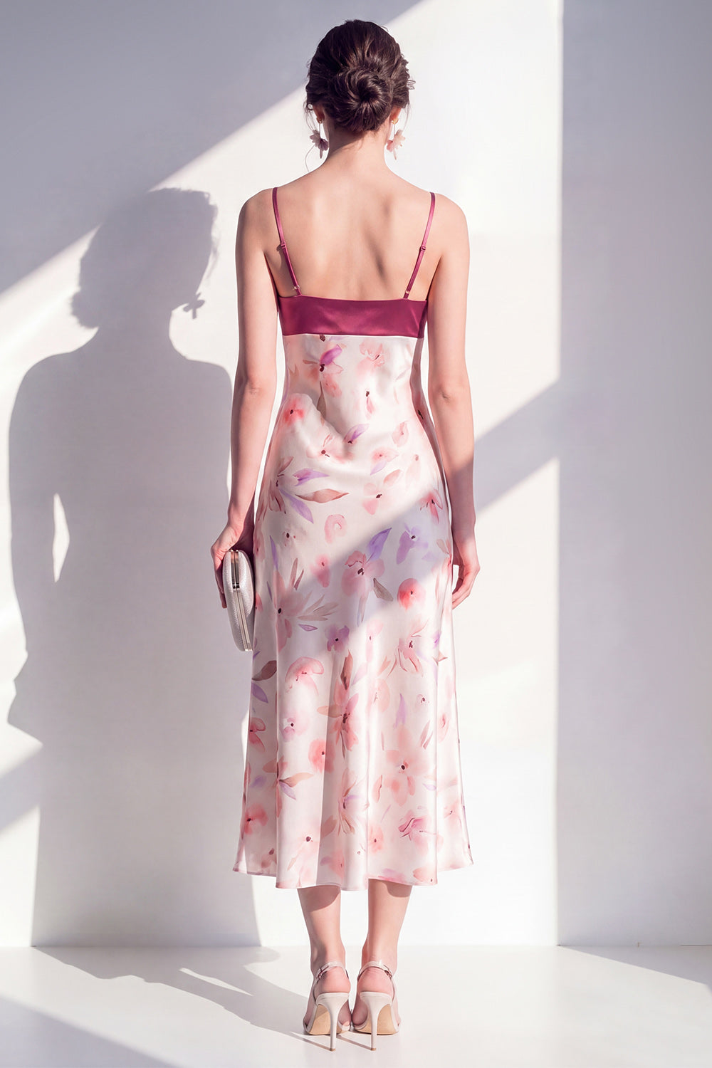 Robe midi rose à bretelles spaghetti, en satin, avec motif floral et coupe trapèze