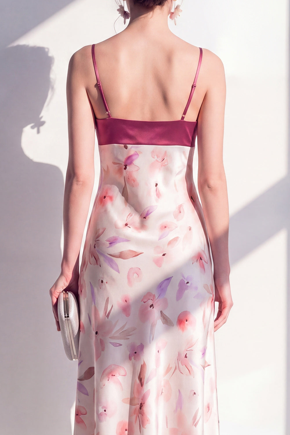Robe midi rose à bretelles spaghetti, en satin, avec motif floral et coupe trapèze