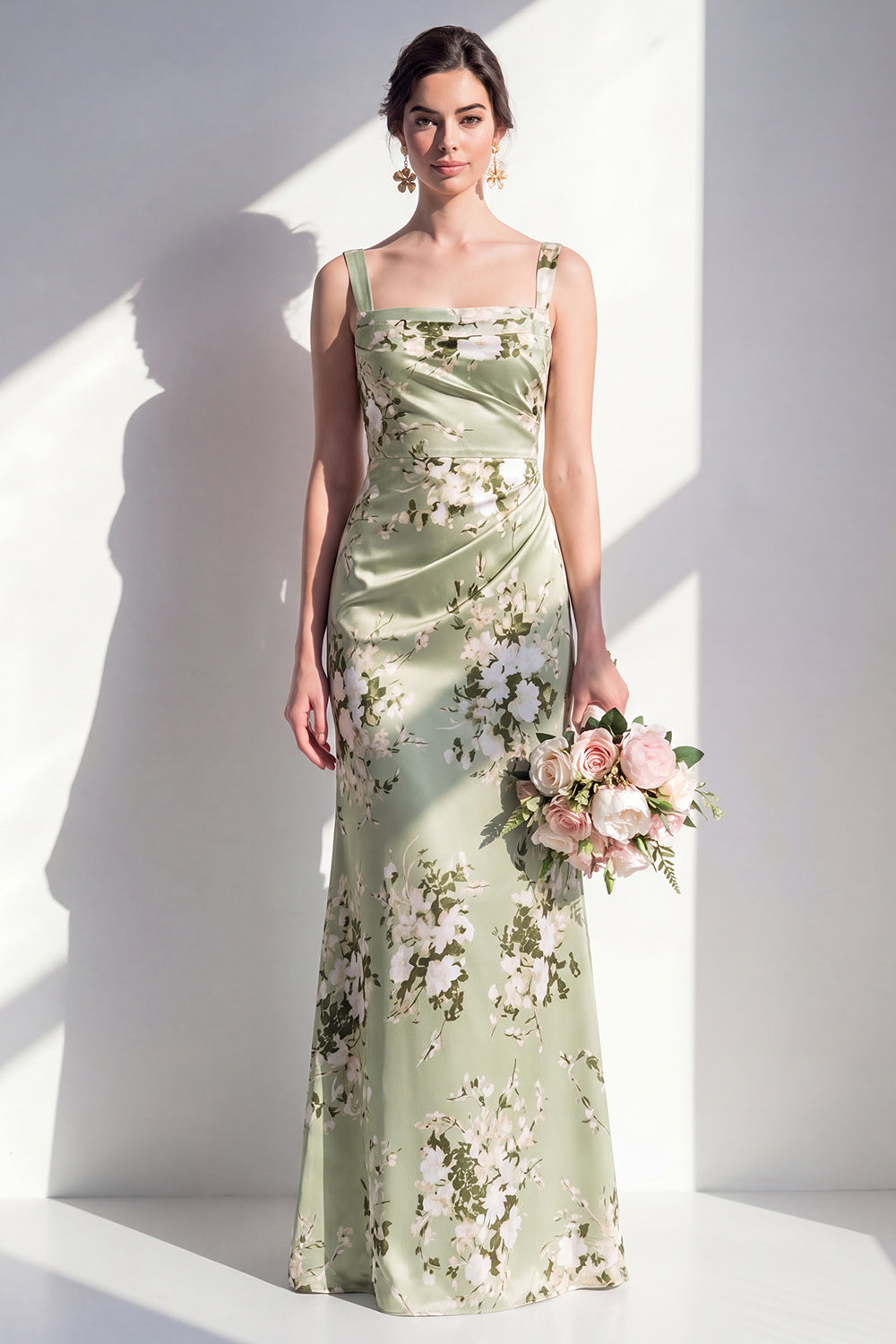 Robe longue de demoiselle d'honneur à col carré et fronces en satin de sirène vert sauge à motif floral