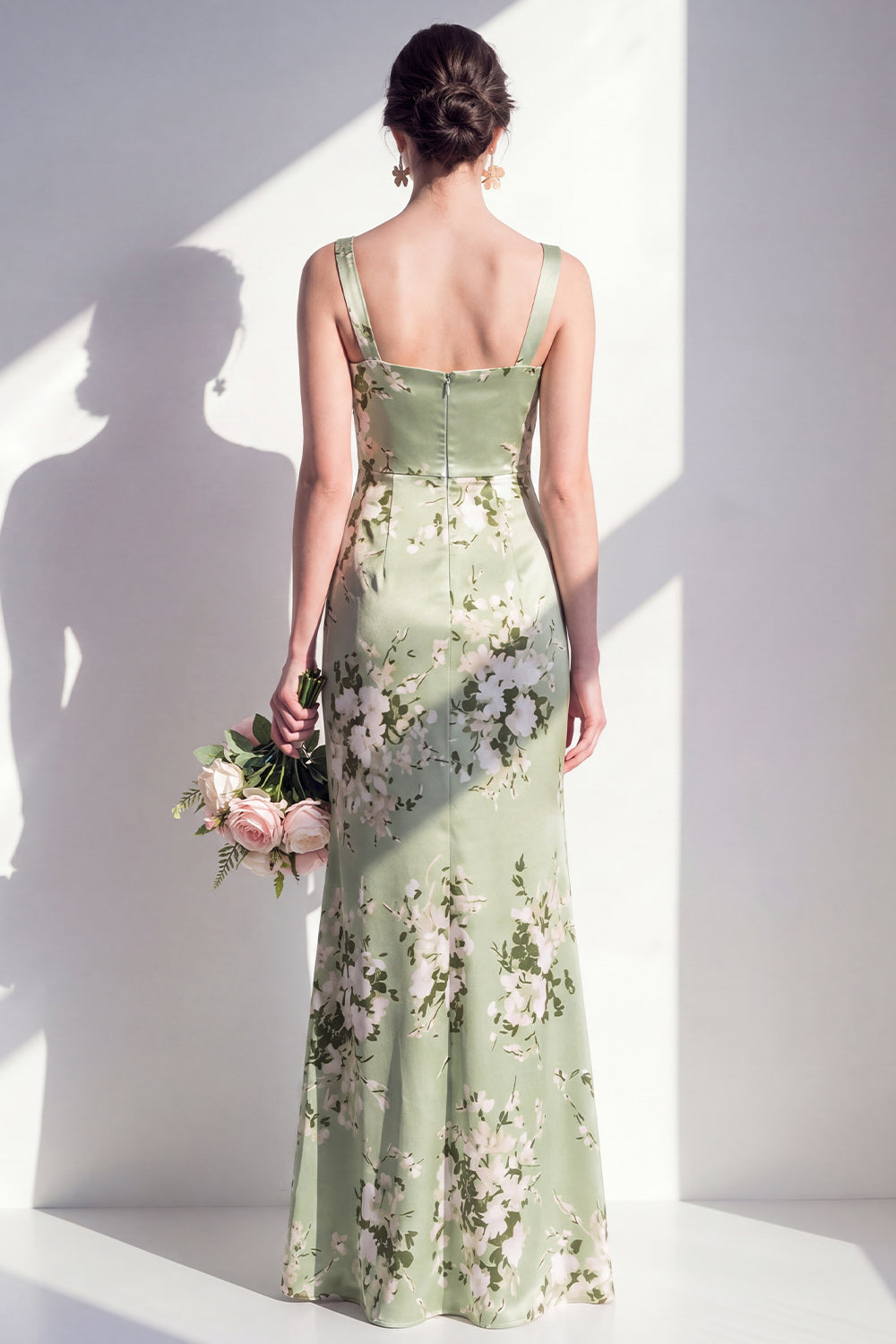 Robe longue de demoiselle d'honneur à col carré et fronces en satin de sirène vert sauge à motif floral