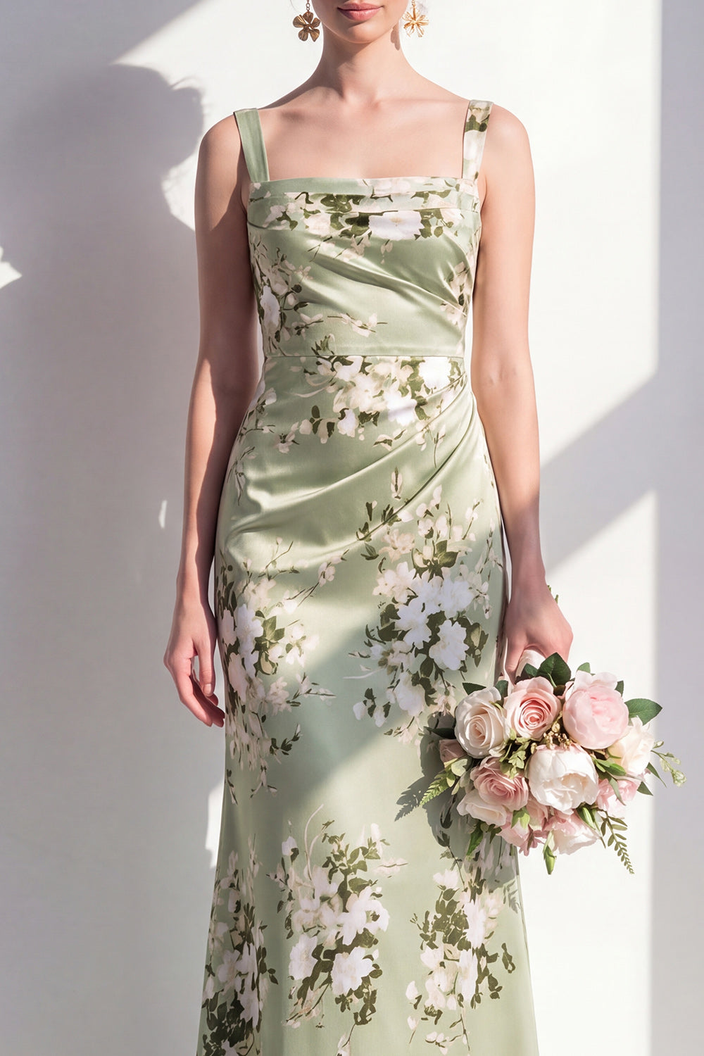 Robe longue de demoiselle d'honneur à col carré et fronces en satin de sirène vert sauge à motif floral