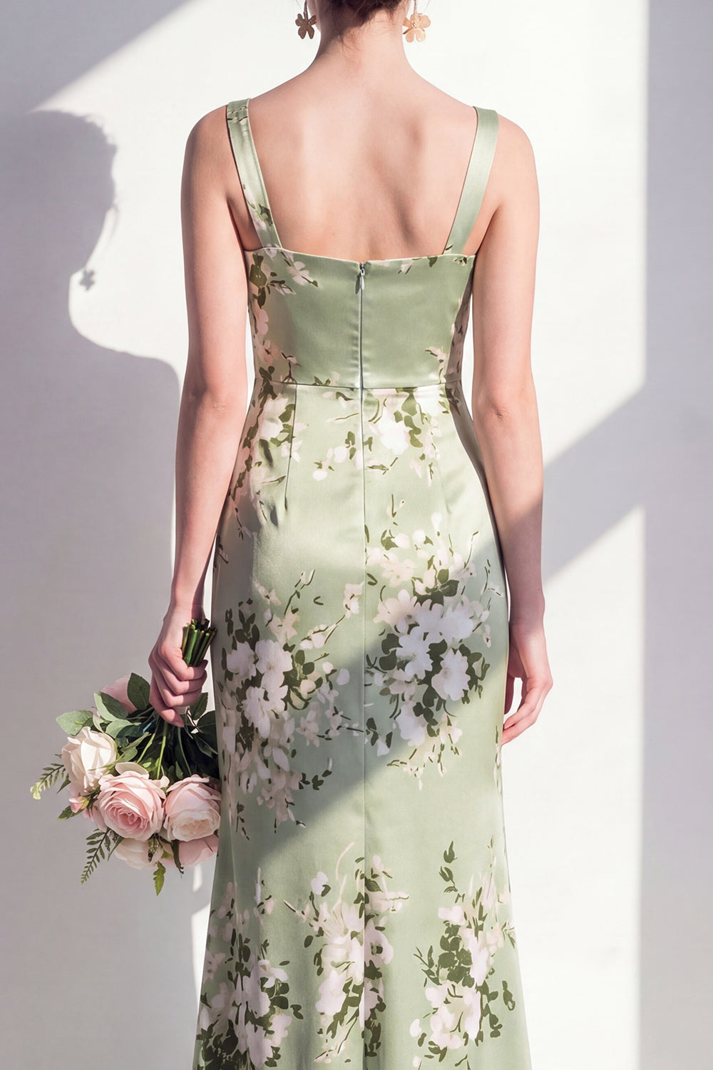 Robe longue de demoiselle d'honneur à col carré et fronces en satin de sirène vert sauge à motif floral