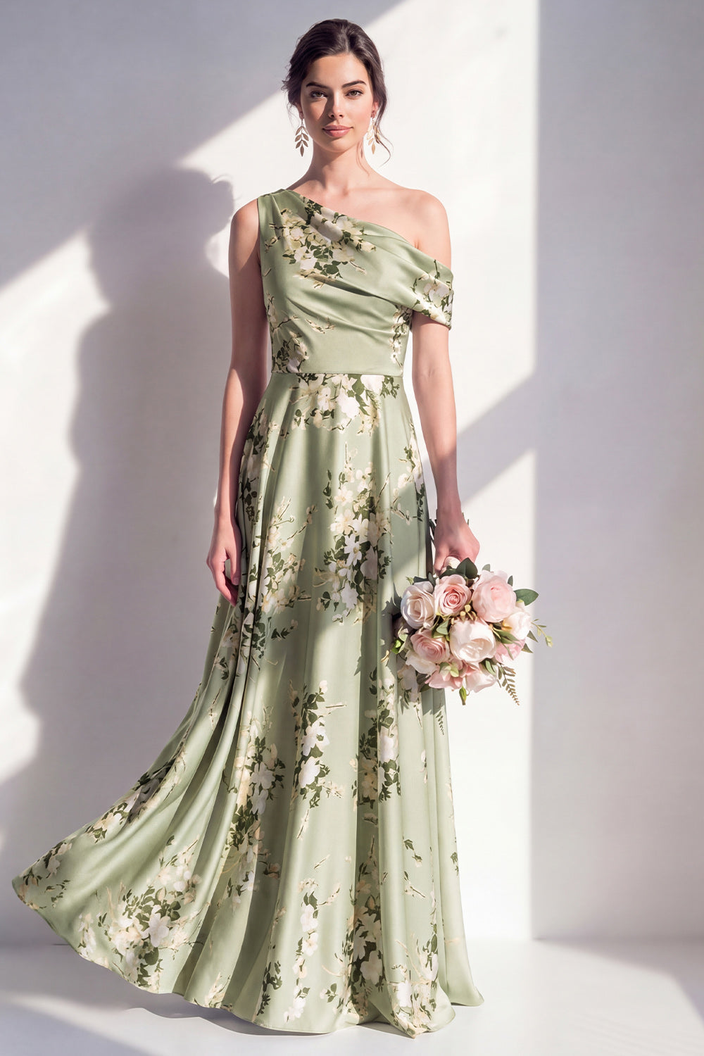Robe longue de demoiselle d'honneur trapèze en satin vert sauge floral à une épaule