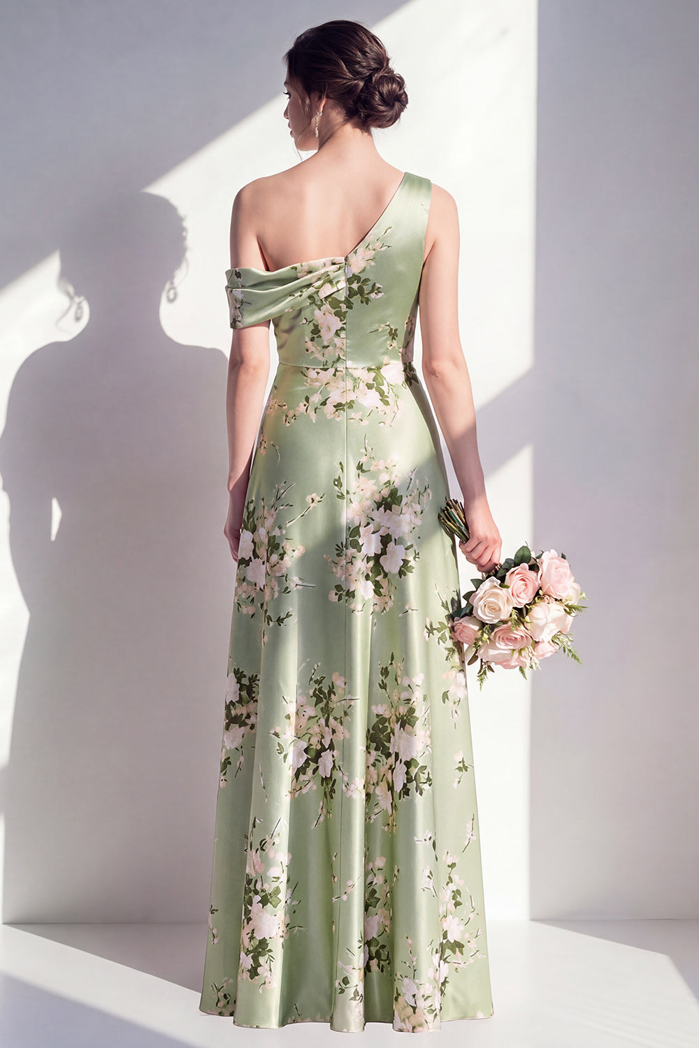 Robe longue de demoiselle d'honneur trapèze en satin vert sauge floral à une épaule
