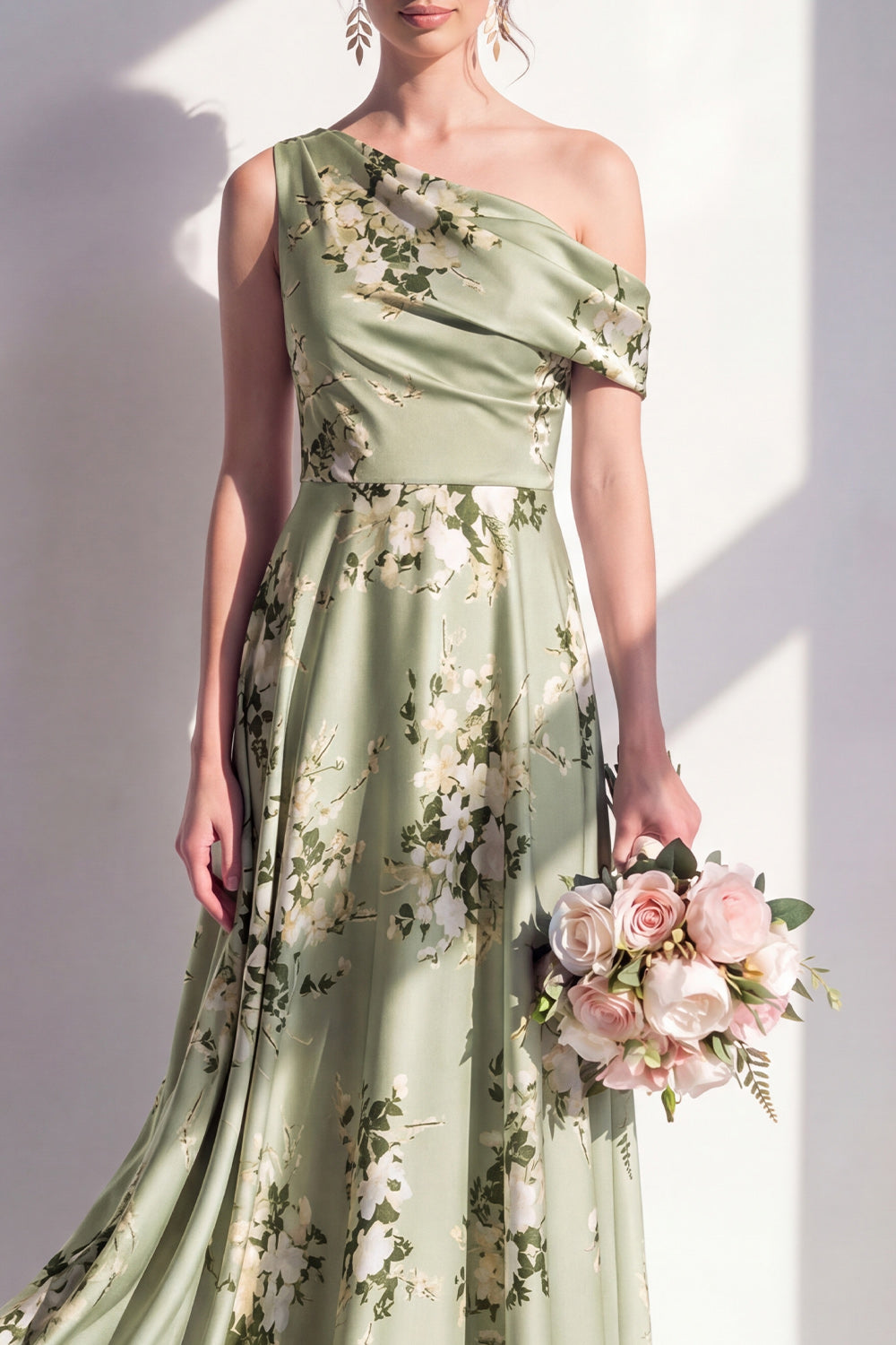 Robe longue de demoiselle d'honneur trapèze en satin vert sauge floral à une épaule