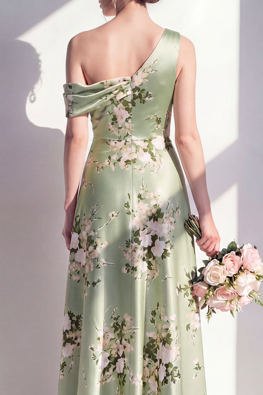 Robe longue de demoiselle d'honneur trapèze en satin vert sauge floral à une épaule