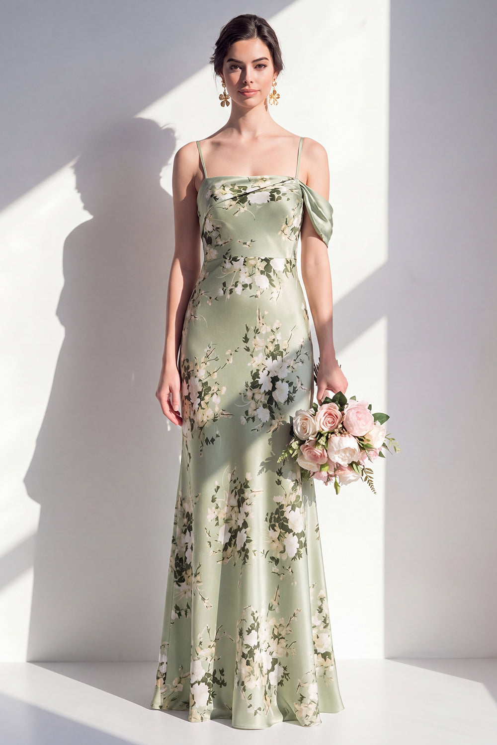 Robe de demoiselle d'honneur longue sirène vert sauge satiné floral à fines bretelles