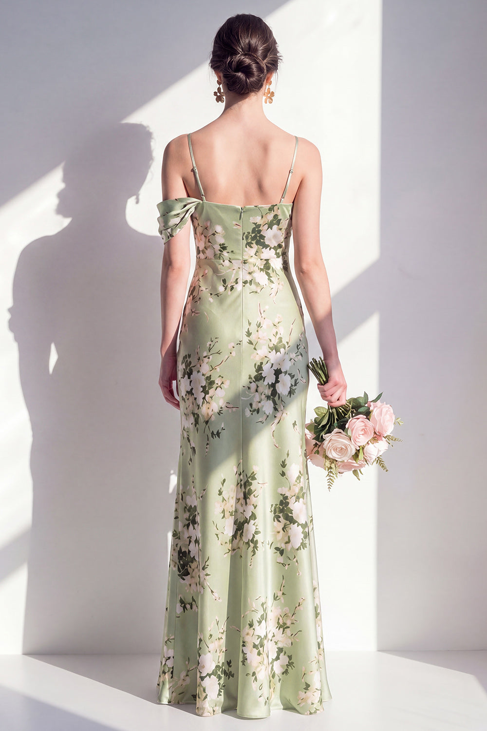 Robe de demoiselle d'honneur longue sirène vert sauge satiné floral à fines bretelles