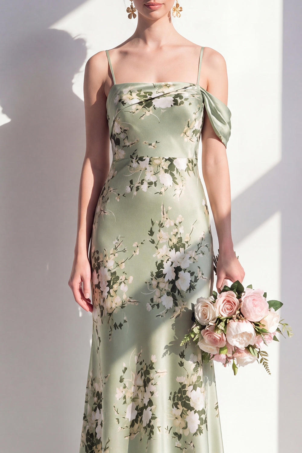 Robe de demoiselle d'honneur longue sirène vert sauge satiné floral à fines bretelles