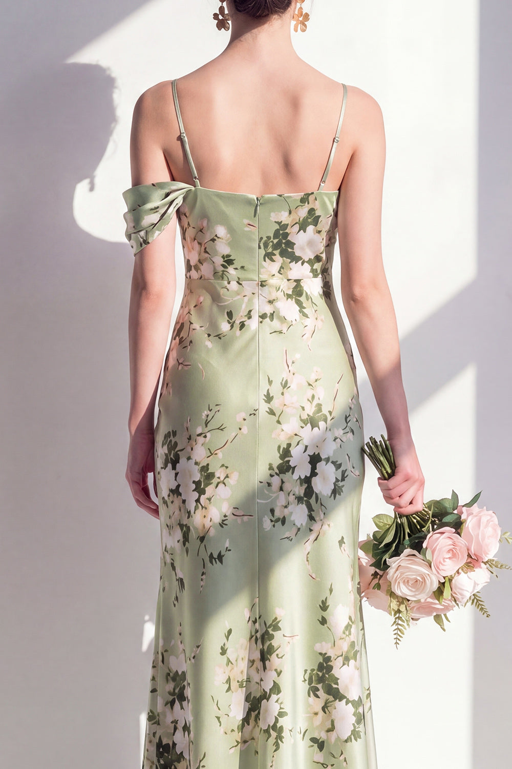 Robe de demoiselle d'honneur longue sirène vert sauge satiné floral à fines bretelles