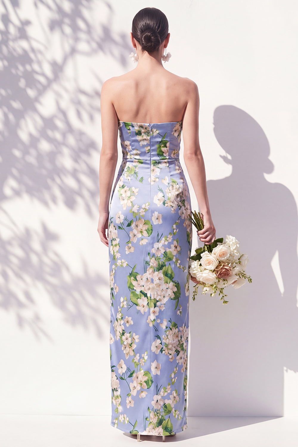 Robe de demoiselle d'honneur fourreau drapée bleue à imprimé floral, bustier, fendue