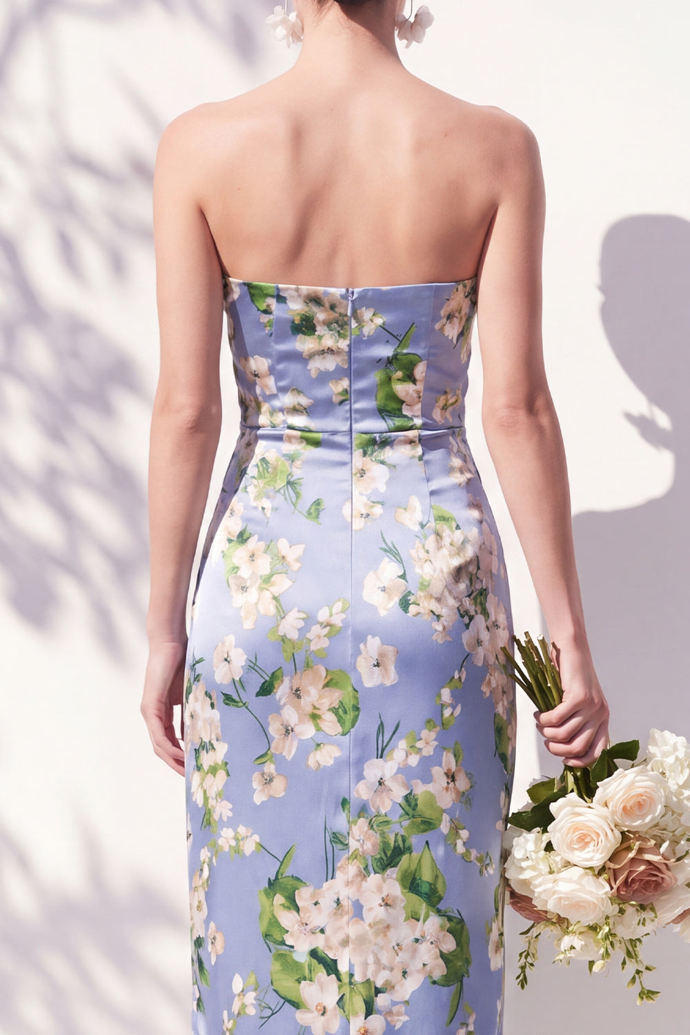 Robe de demoiselle d'honneur fourreau drapée bleue à imprimé floral, bustier, fendue