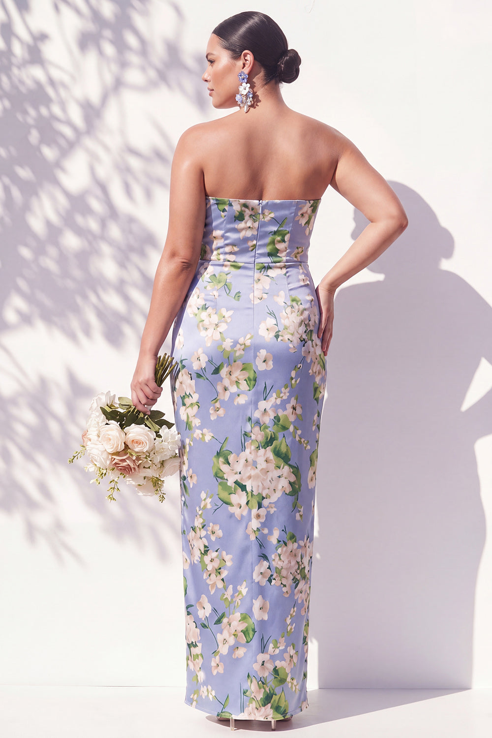 Robe de demoiselle d'honneur fourreau drapée bleue à imprimé floral, bustier, fendue