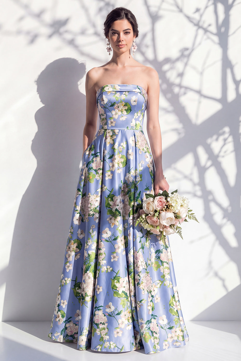 Robe de demoiselle d'honneur trapèze bustier bleue fleurie